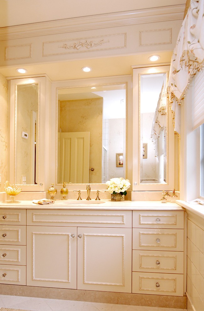 Зеркальные фасады шкафов в ванной комнате зрительно увеличивают ее площадь 