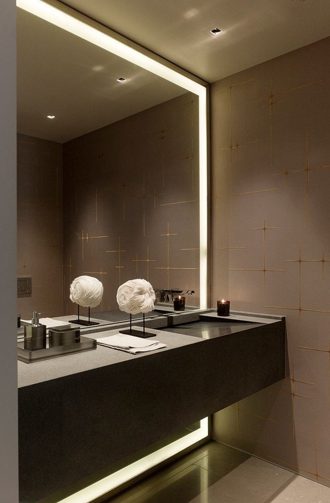 Подсветка по периметру большого зеркала в сочетании с приглушенным верхним светом создают ощущение интимности, как раз для вечернего туалета 