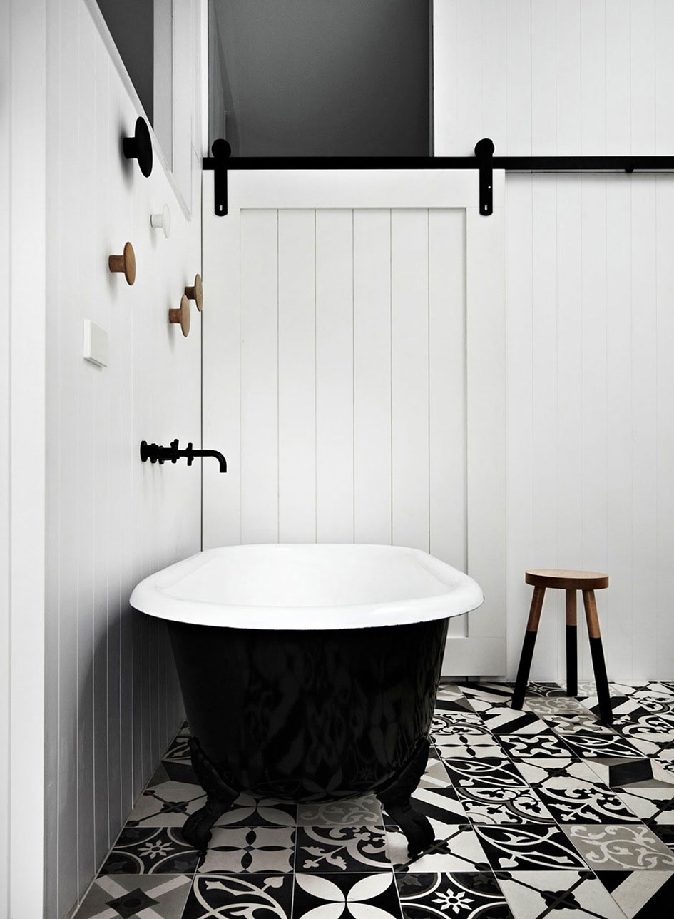 Фото 24 - Практичная ванна - белая внутри, черная снаружи