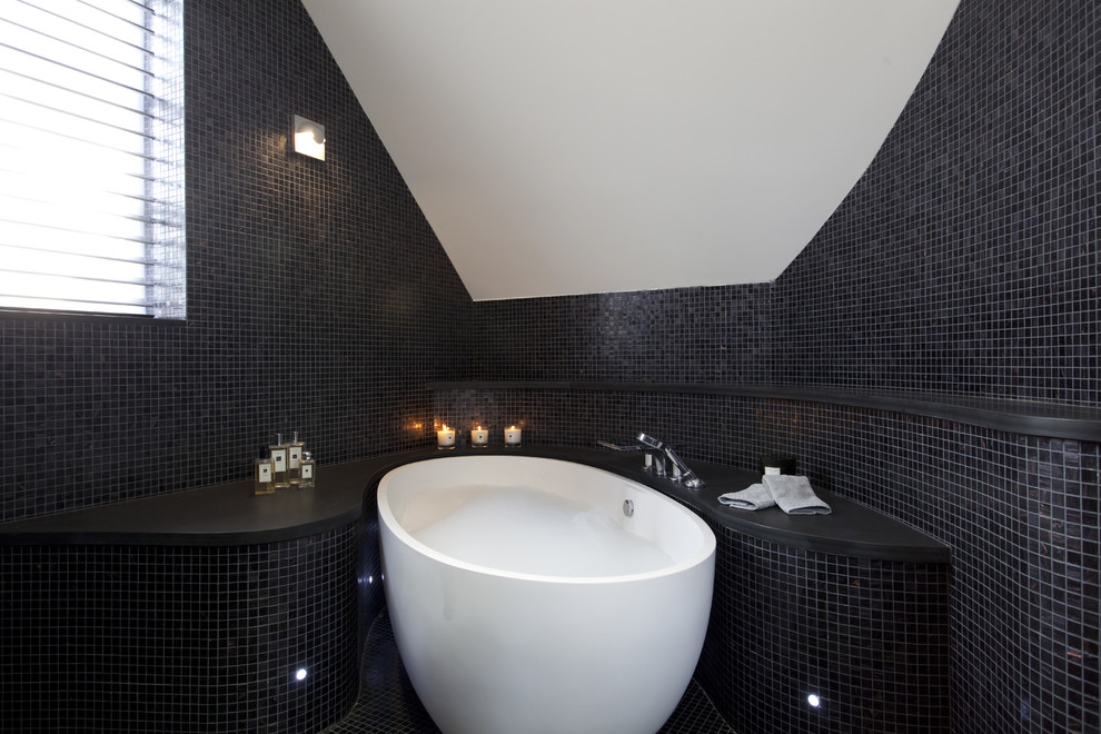 Фото 27 - Стена ванной комнаты из черной мозаики