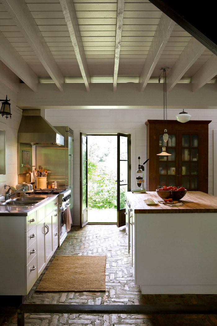 Кухня в стиле "прованс" с идеальным деревяным потолком