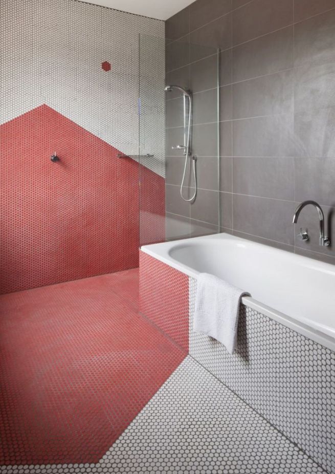 Красная и серая плитка в ванной