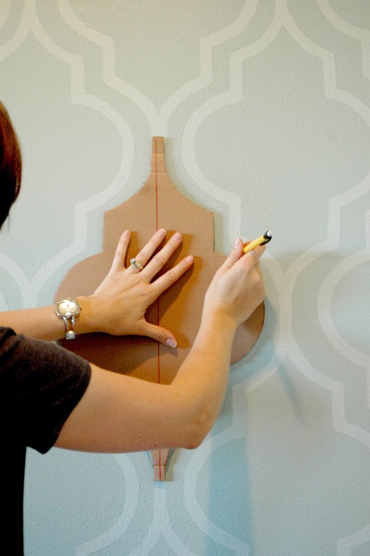 Как нанести рисунок на стену с помощью трафарета (видео)