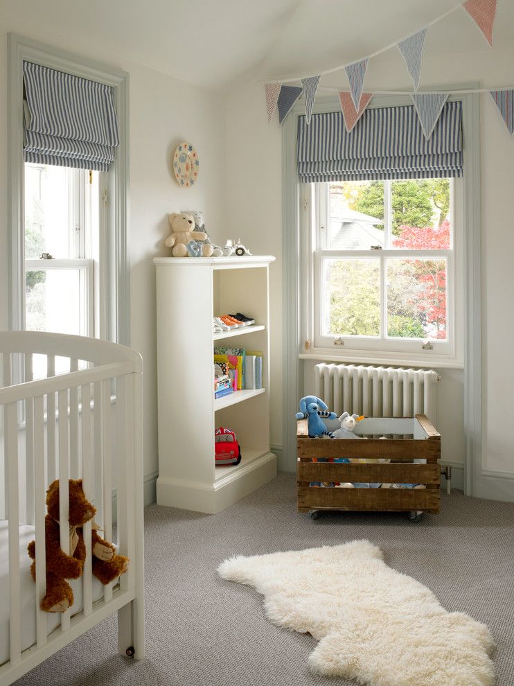 Рулонные шторы из материалов высокой плотности - популярный элемент декора для детской комнаты