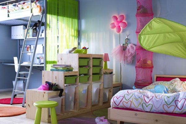 Стеллаж-перегородка в детской комнате поможет обозначить игровую и учебную (рабочую) зону
