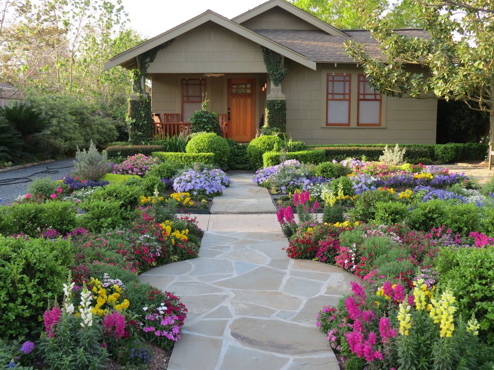 Первоцветы, донники, лен и другие полевые цветы окутают дачный дворик особой летней романтикой