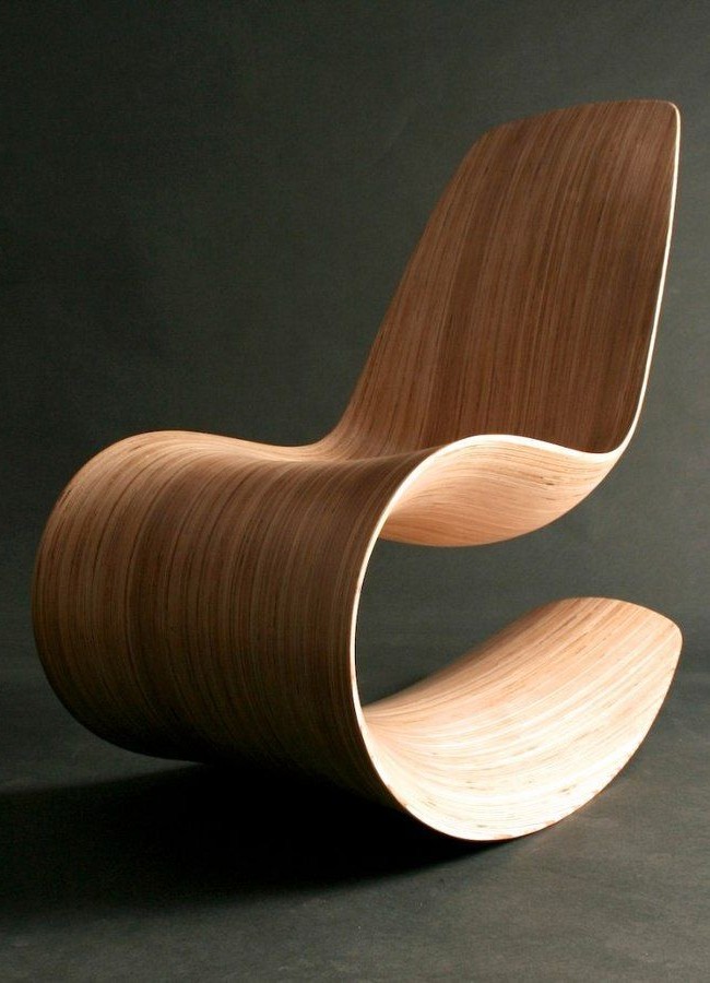 Kreslo-Монолитность и гибкость линий сделают такое кресло-качалку желанным гостем во многих современных интерьерах