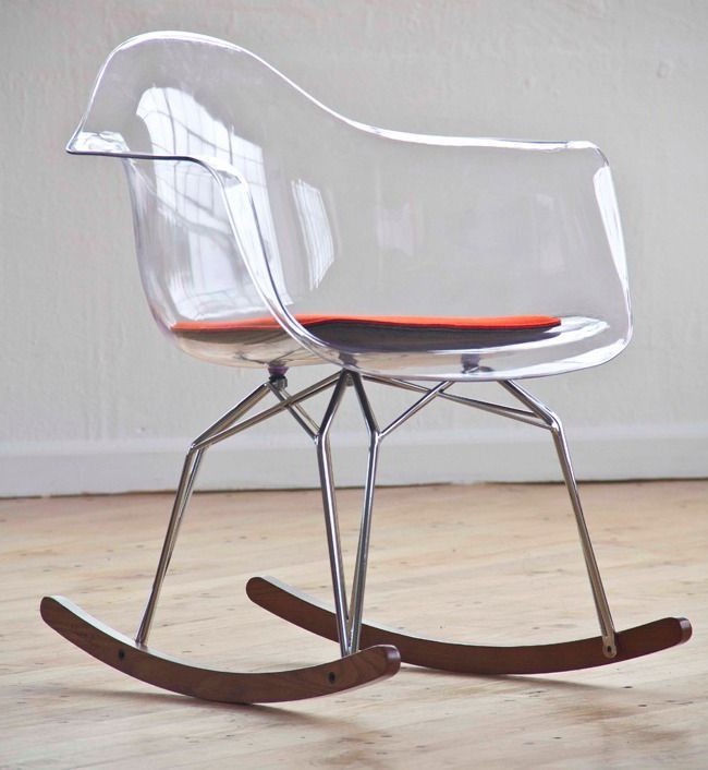 Пластиковый стул и деревянные полозья дадут в комбинации стильное и удобное кресло-качалку