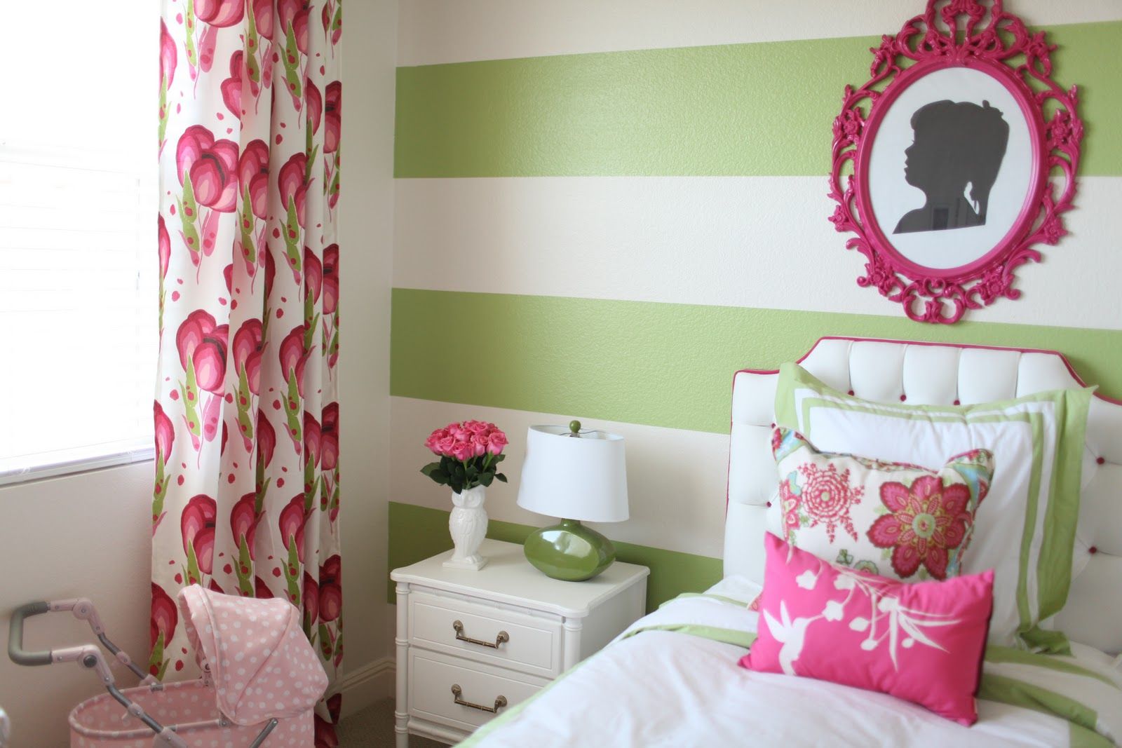 Фото 10 - Обои с широкими зелеными полосами в комнате для девочки 