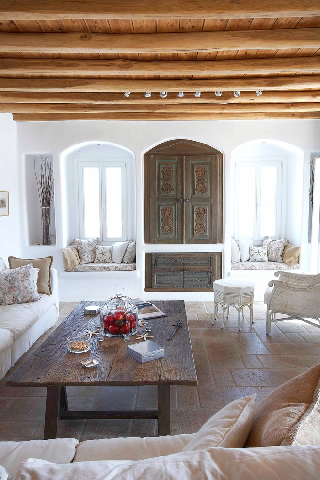 Изюминкой гостиной может стать арочный шкаф, а так же уюта помещению добавят подушки на подоконниках с принтом в греческом стиле