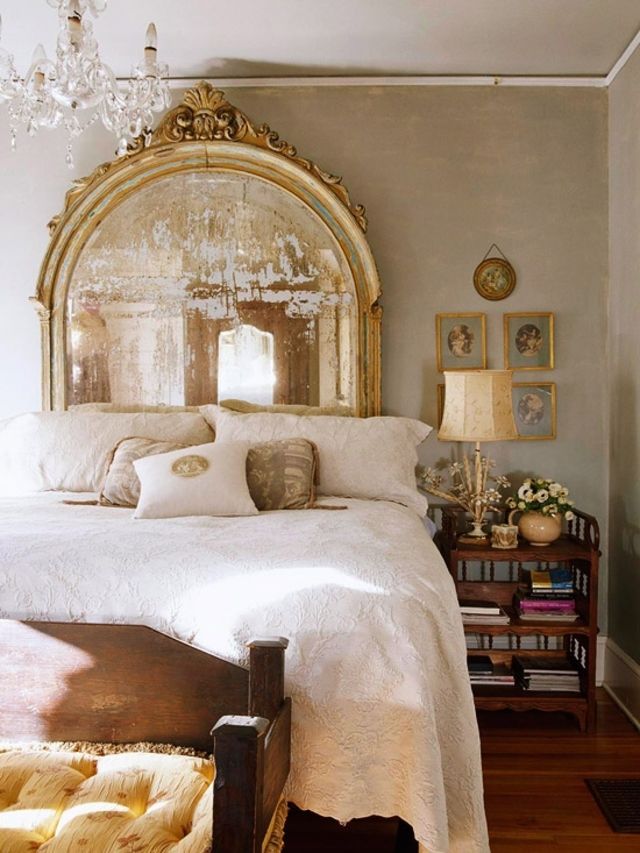 Кровать с изголовьем из старинного зеркала в виде арки выглядит поистине по-королевски 