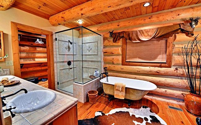 Деревенский стиль ванной комнаты и банный коврик необычной раскраски превратят водные процедуры в увлекательный процесс