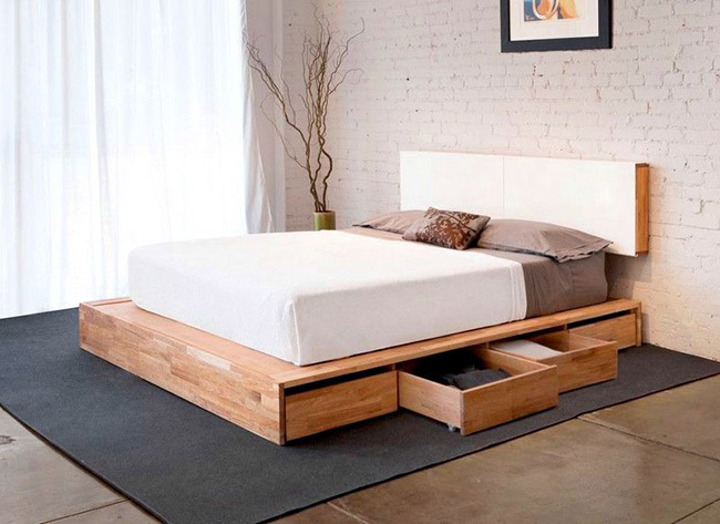 Двуспальная кровать из натурального дерева с выдвижными ящиками – практично, надежно, удобно