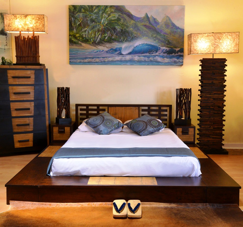Кровать из дерева, выполненная в восточном стиле, создаст из комнаты маленькую «домашнюю Азию»