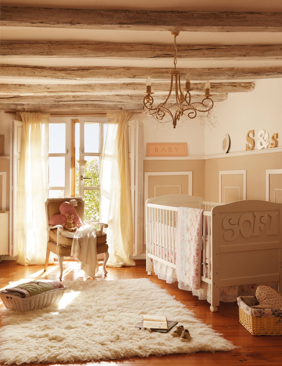 Для оформления потолка детской комнаты в стиле прованс прекрасно подойдут декоративные балки с неровной обработкой светло-коричневого цвета