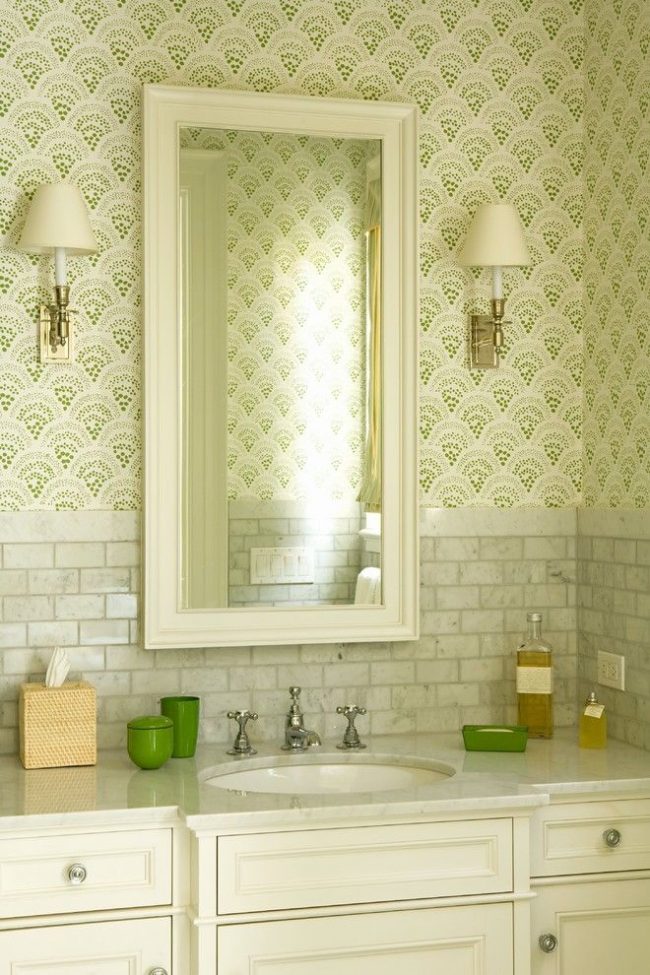 Светлая ванная комната с мелким орнаментом теплого зеленого оттенка на обоях