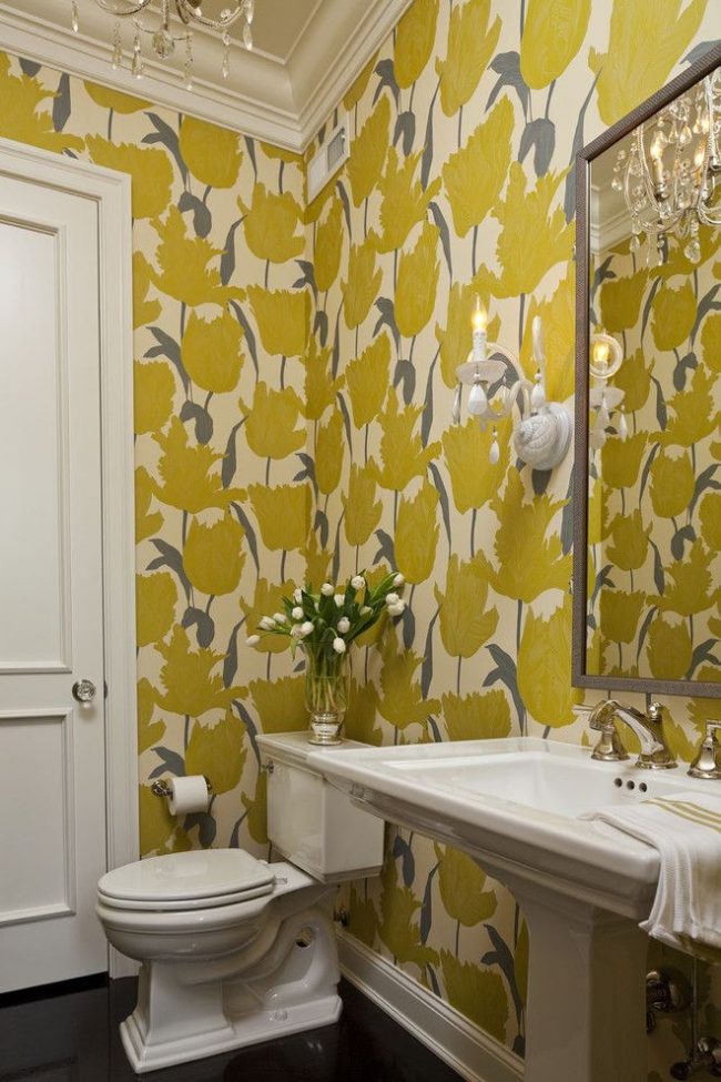 Подложка бежевого цвета и цветочный принт теплого зеленого цвета – спокойный интерьер ванной комнаты