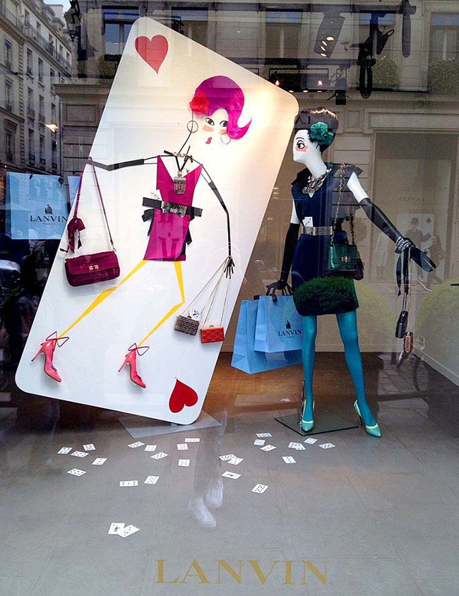 Неординарная витрина подчеркнет неповторимый дизайн магазина женской одежды