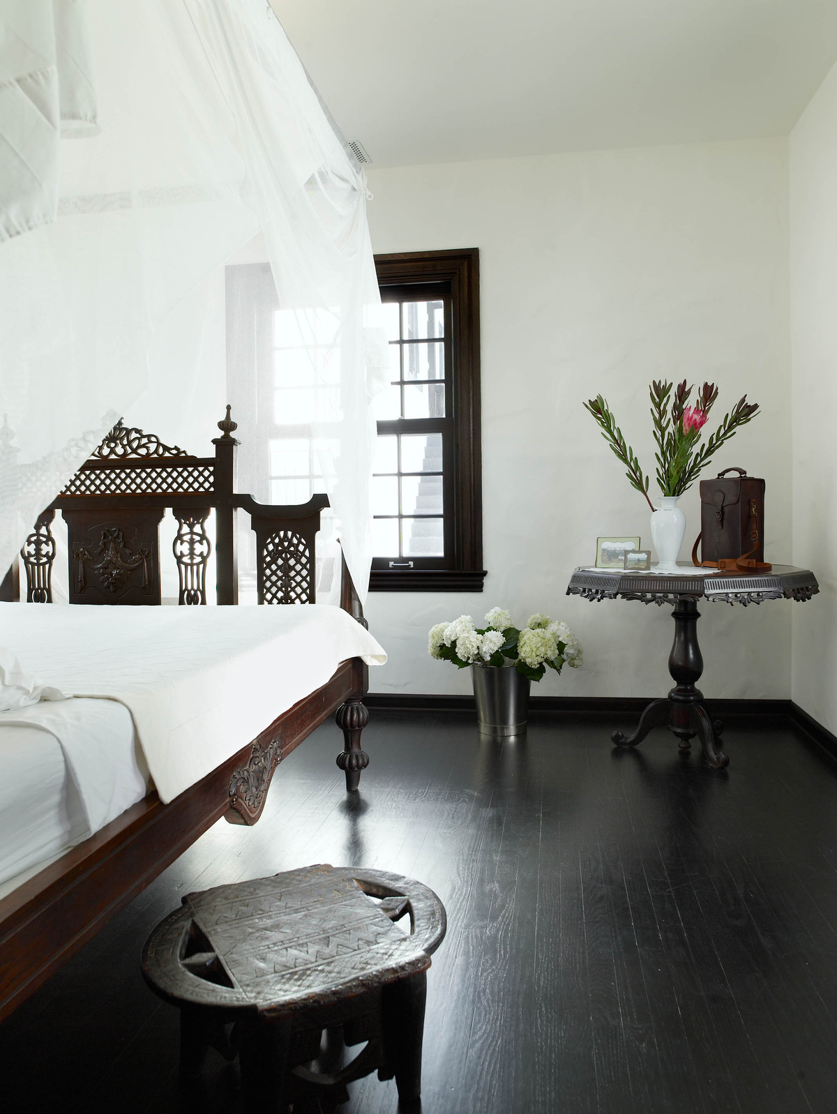Ажурное изголовье кровати подчеркнет стилистику Греции у вашей спальне