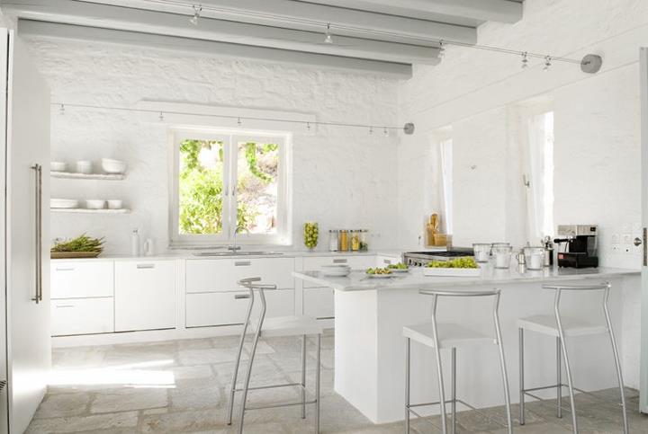 Потолок в виде деревянных балок, покрашенных в белый цвет, станут отличным решением кухни в греческом тиле