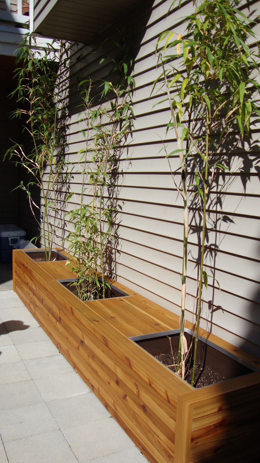 Деревянная скамейка с нишами для растений