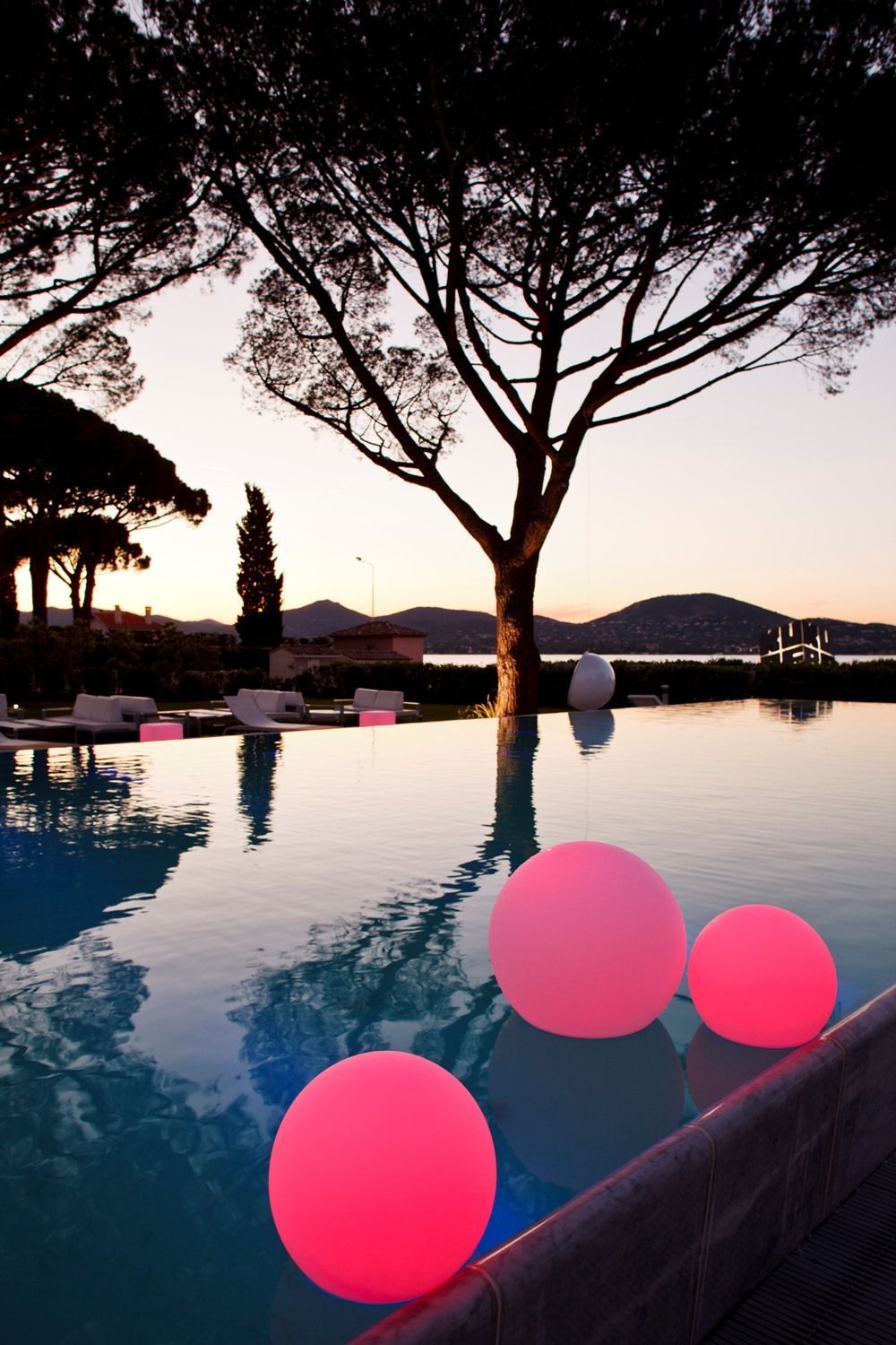 Розовые плавающие шары
