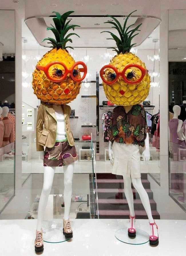 Манекены с ананасами вместо голов - яркая фишка для привлечения клиентов