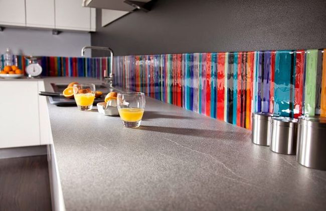 Кухонный фартук из стекла в дизайне кухни