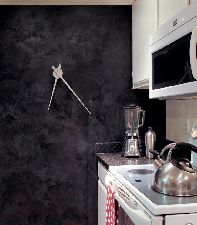 Чёрная венецианка в интерьере кухни
