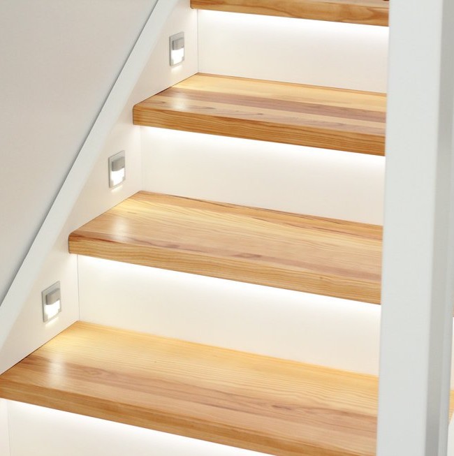 Подсветка ступеней лестницы как основа гармонии интерьера и безопасности