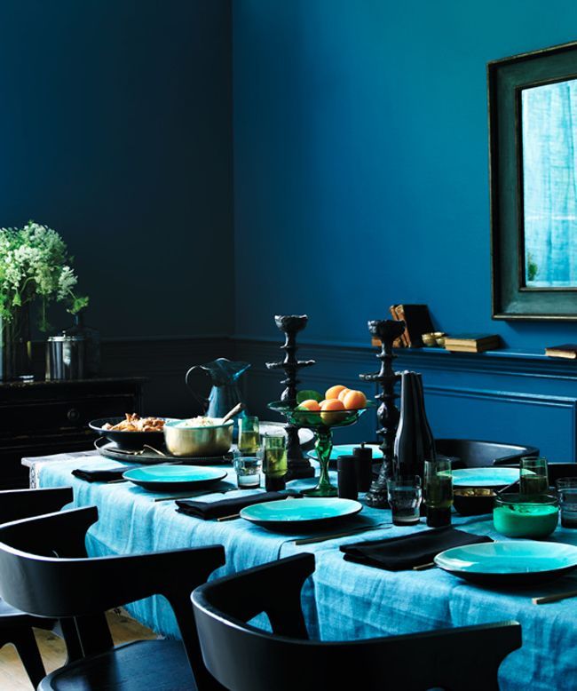 Роскошная синяя столовая будто создана для званых обедов