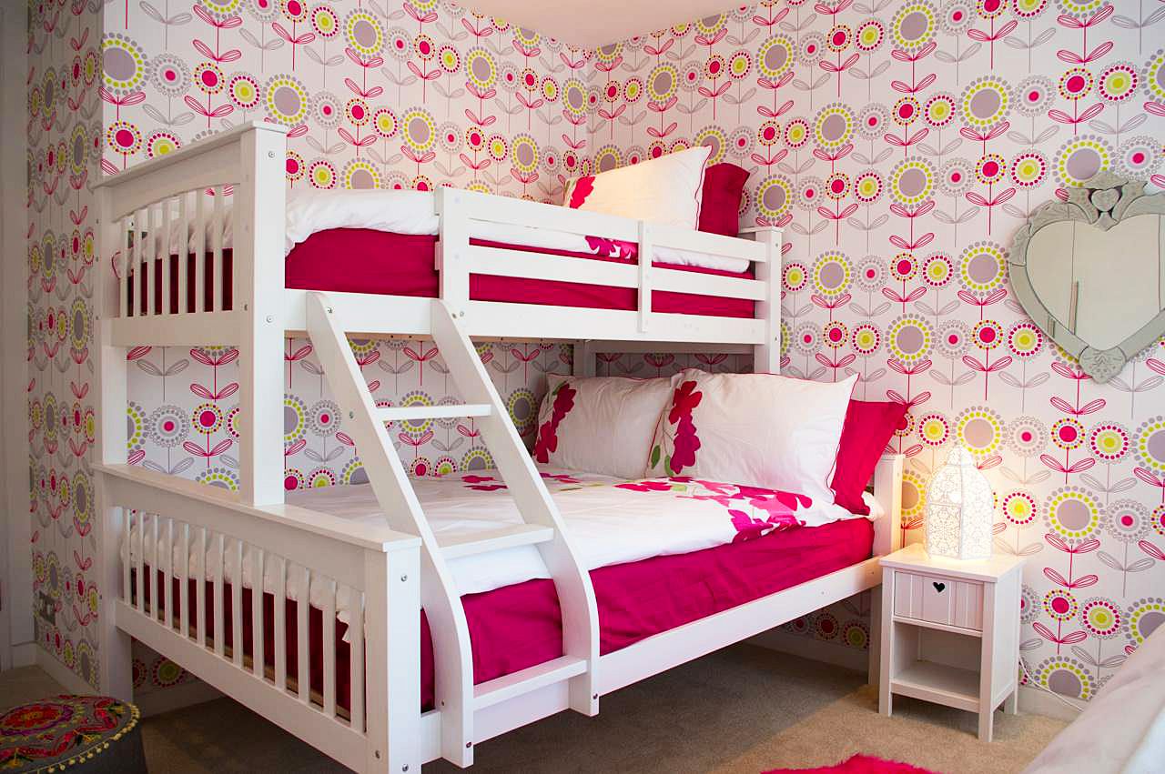 Симпатичная кровать в комнате юных девушек