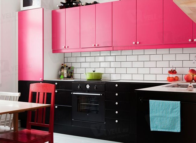Нежнейшая розово-бело-черная кухня - идеальное место для семейных посиделок 