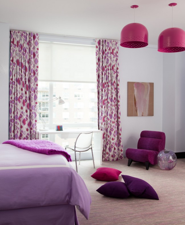 Лилово-розовые шторы и постельное белье в сочетании с серым фоном добавят комнате настроения и чувственности
