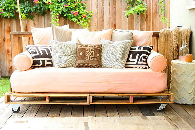 Садовый диванчик на колесиках из поддонов
