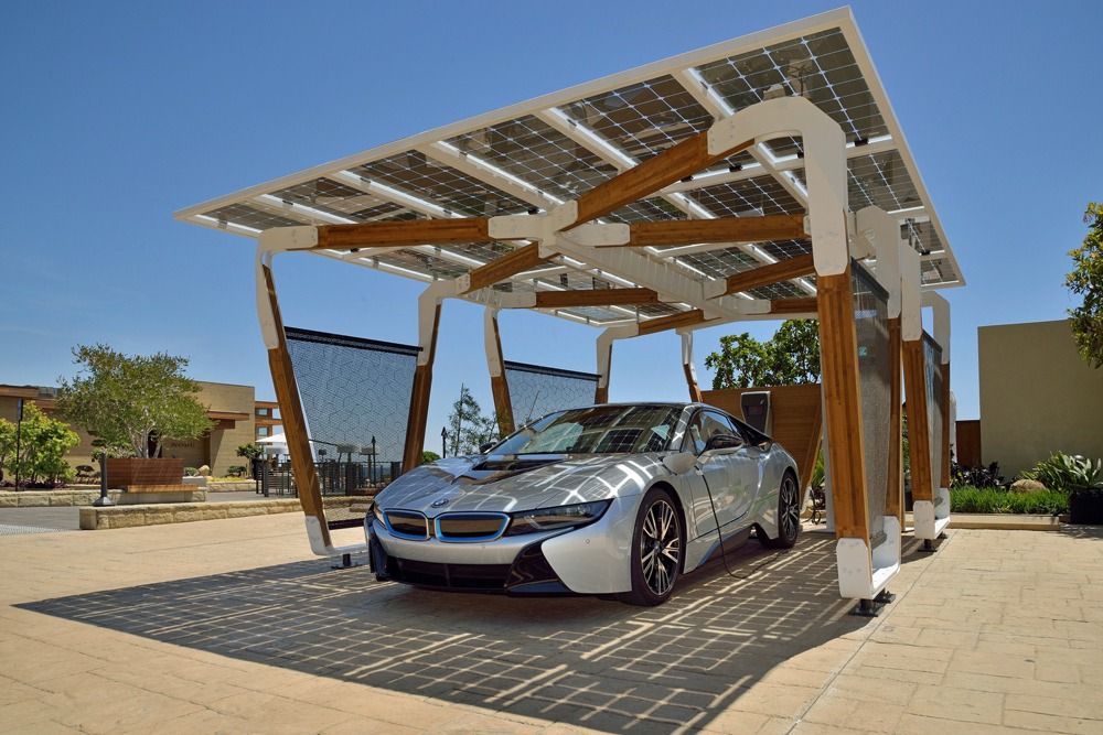 Навес для машины с крышей из солнечных батарей