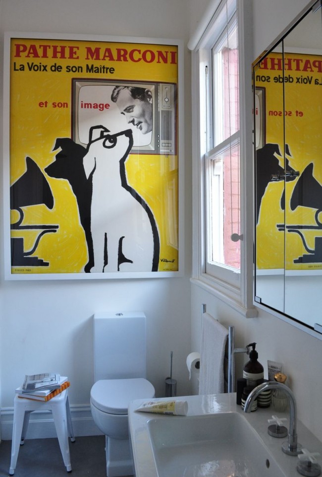 Винтажный постер в ванной комнтате