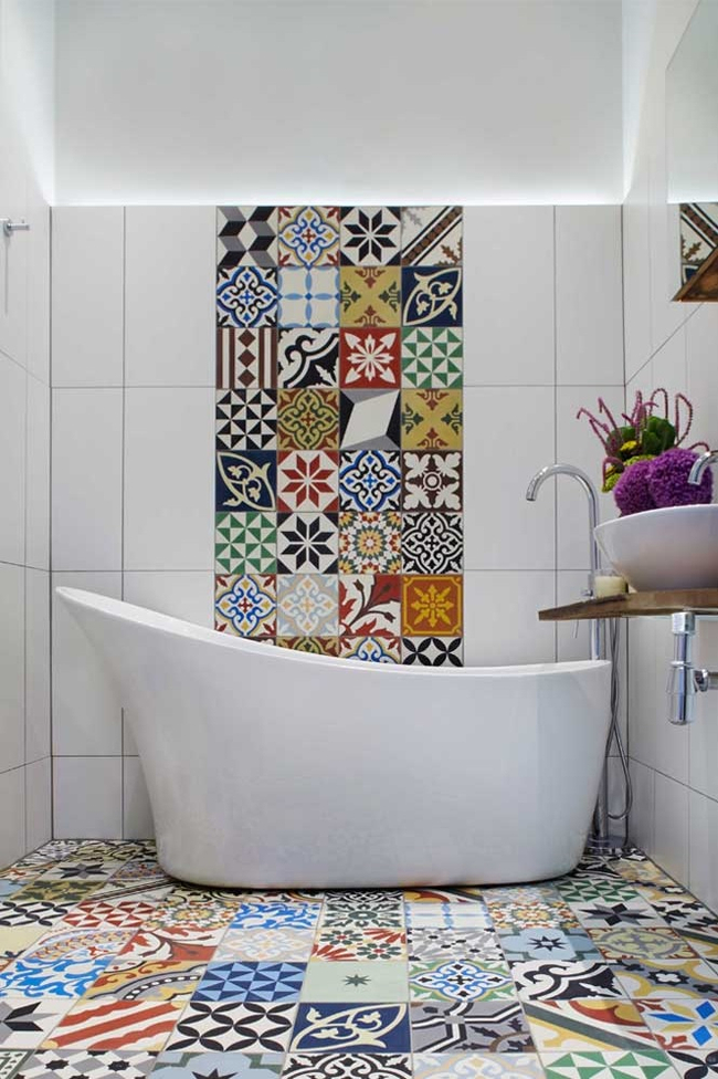 Идея "пэчворк" оригинально смотрится, будучи использованной для такого материала, как керамическая плитка ванной