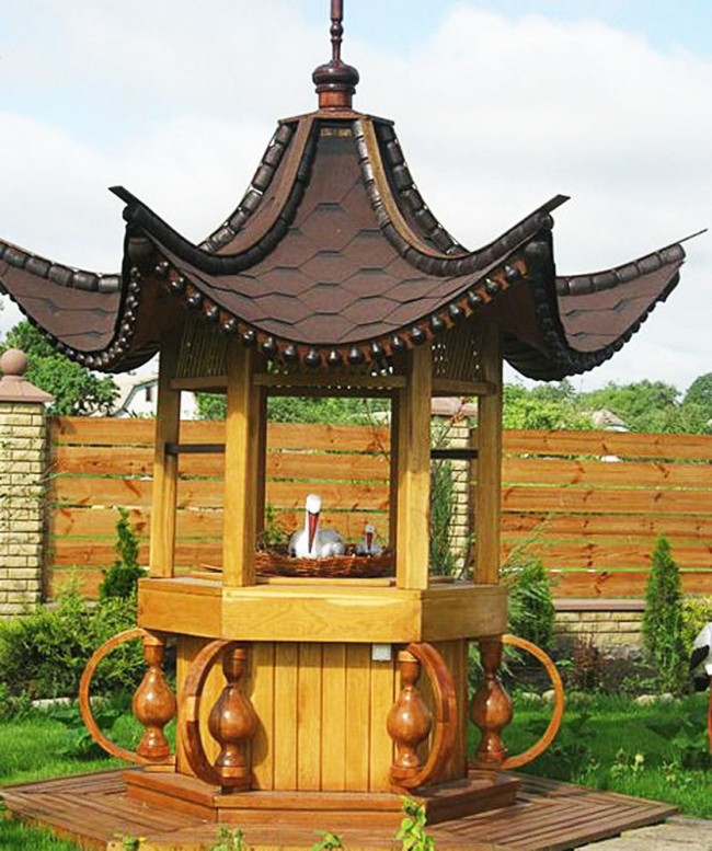 Декоративный колодец с крышей с загнутыми кверху углами
