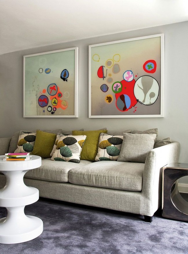 Постеры с яркими абстракциями в гостиной