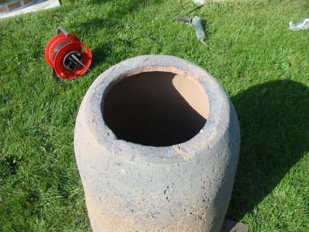 Глиняная основа для тандыра может быть сделана самостоятельно, а может быть вырезана из глиняного горшка