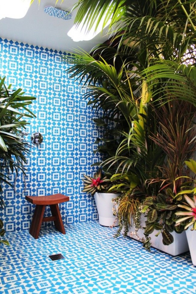 Летний душ с красивой плиткой и декором в виде растений