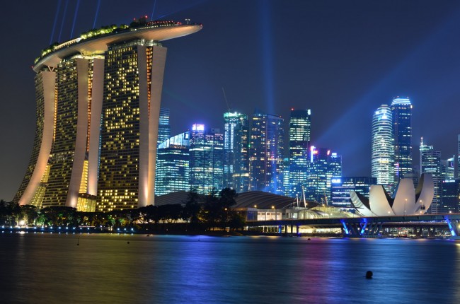 Небоскреб в Сингапуре, с отелем Marina Bay Sands на переднем плане.
