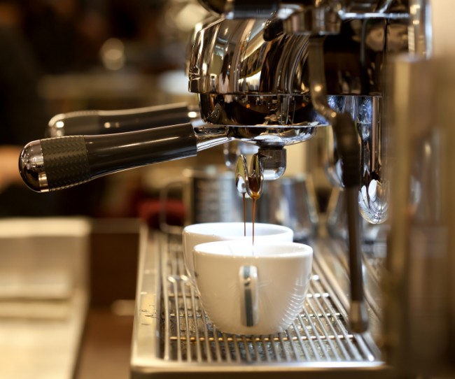 Кофемашина для дома. Рожок для кофе может быть металлическим или пластиковым. Металлический рожок дает более насыщенный вкус, так как лучше прогревает кофе
