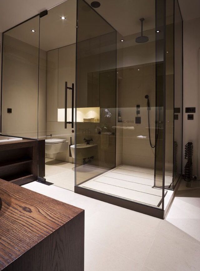 Отлично смотрится дымчатое стекло перегородок в ванной комнате, отделанной в натуральных тонах