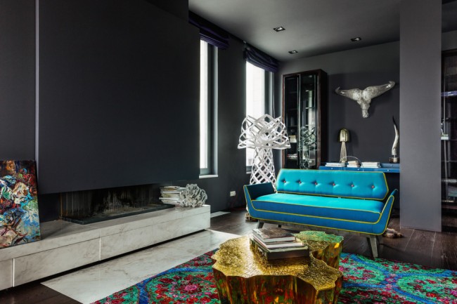 Мягкая мебель для зала. Цвет "electric blue" в обивке дивана, выбранного одним из акцентов гостиной