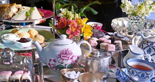 Сервировка стола в домашних условиях. Садовая чайная вечеринка предполагает сервировку только десертными принадлежностями и небольшими тарелочками. Пирожные выкладывают в общие вазы