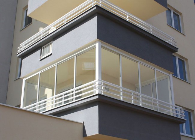 Чтобы балконная рама с алюминиевым профилем лучше держала тепло, используют алюминий, имеющий специальные теплоизолирующие вставки
