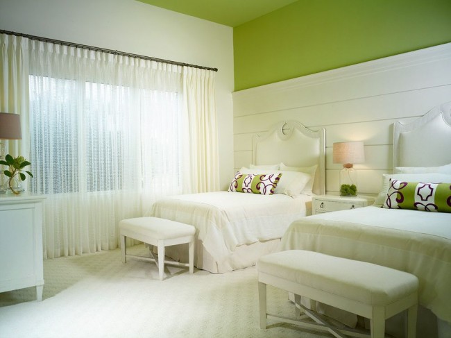 Спальня с потолком, покрашенным зеленой водоэмульсионной краской, выглядит великолепно