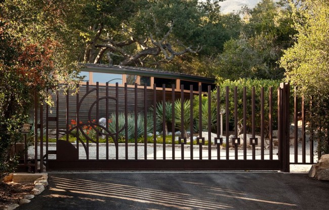 Красивые откатные ворота подчеркнут стиль вашего имения